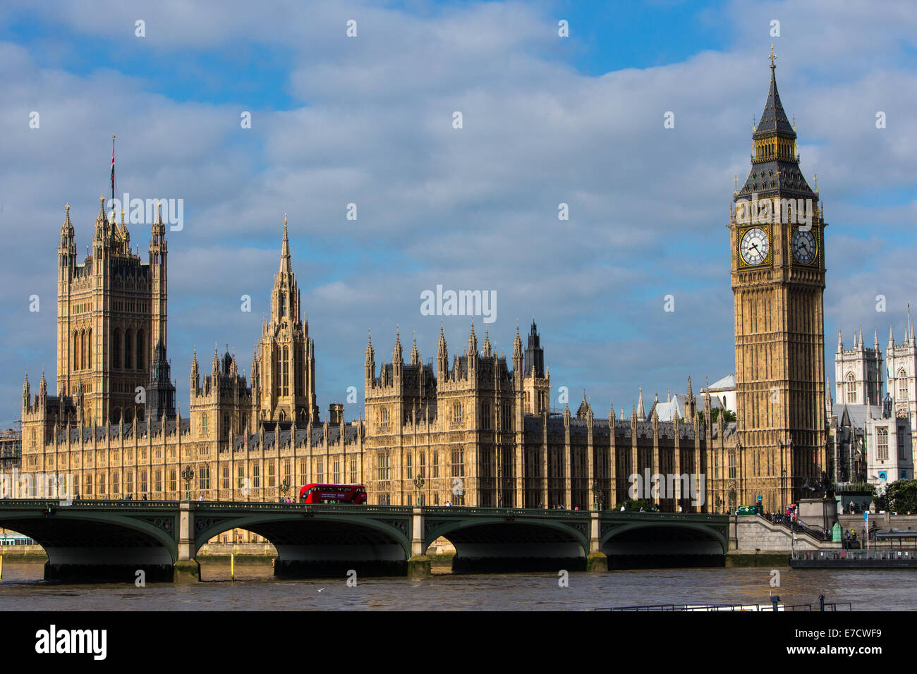 Blick auf die Houses of Parliament, Westminster Bridge mit einem roten Londoner Bus Stockfoto