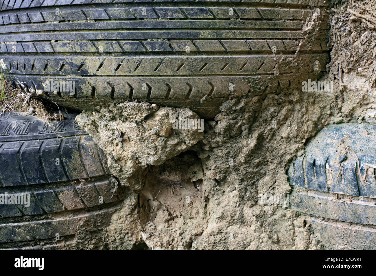 Nahaufnahme von gebrauchten Autoreifen und Stampflehm, zeigt, wie eine Earthship Wand aufgebaut ist. Brighton Earthship, Brighton. Stockfoto