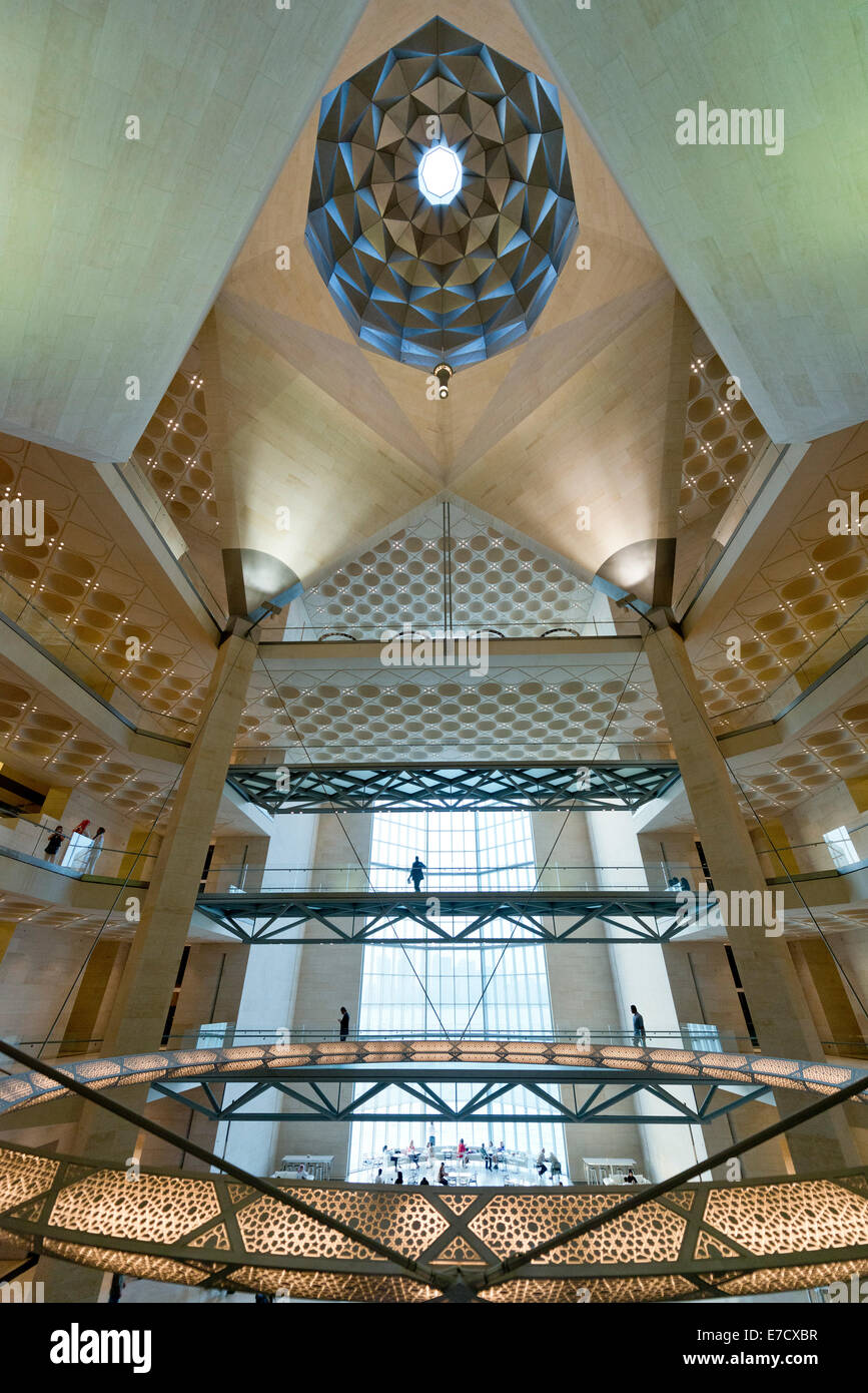 Doha. Katar. Museum für islamische Kunst von I.M.Pei entworfen. Innere Spitze des Atriums. Stockfoto