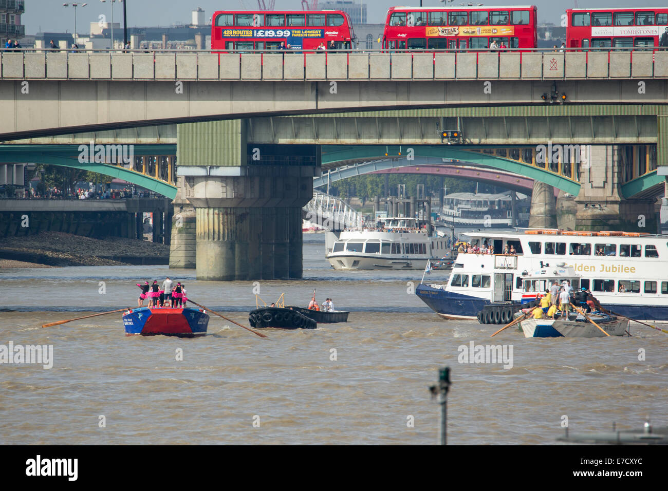 London, UK. 14. September 2014.  Zwei traditionelle Themse Bargen racing unter London Brücke, die im Wettbewerb mit den jährlichen Dave Pope Challenge Credit: Neil Cordell/Alamy Live News Stockfoto