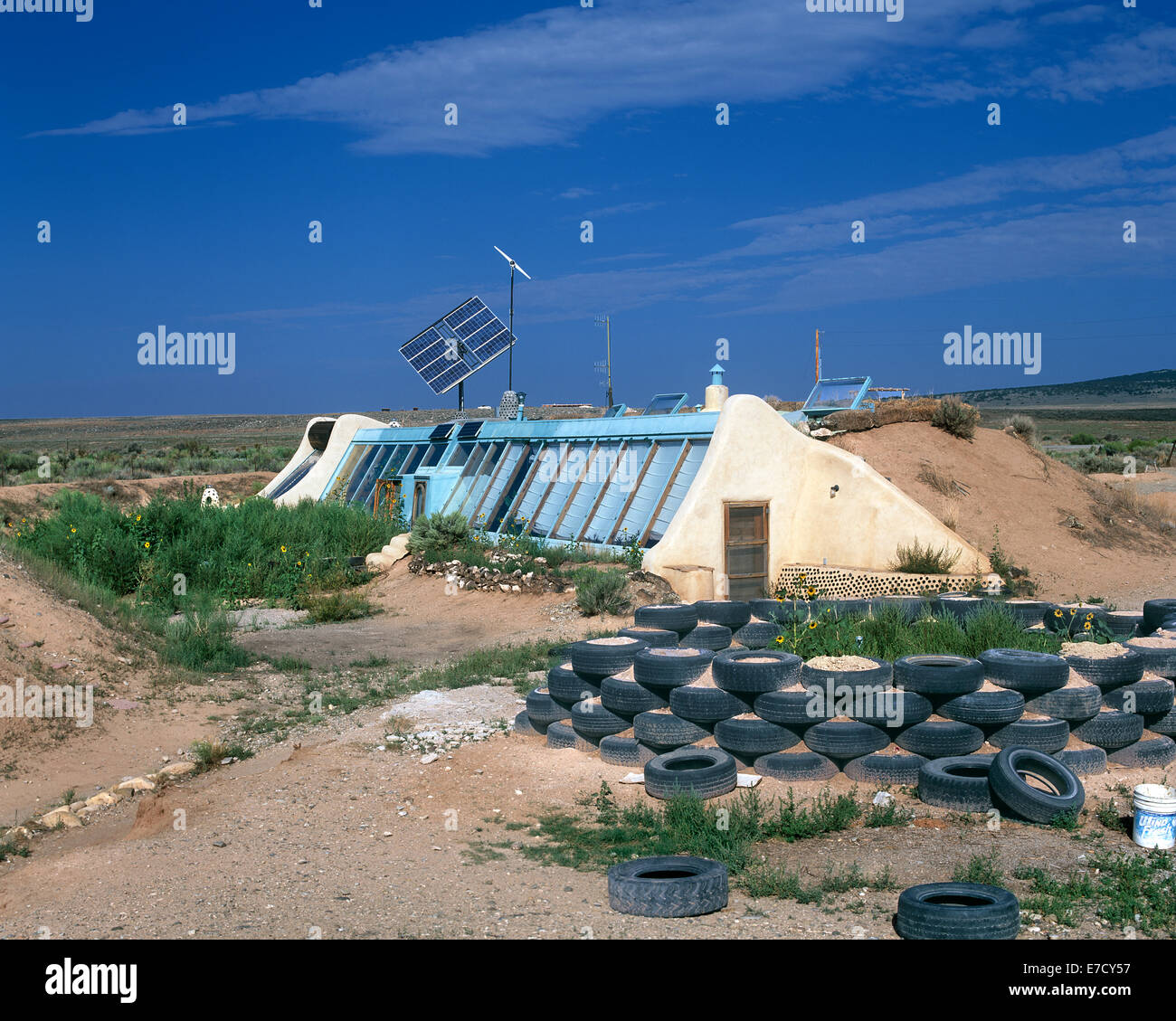 Ein Earthship Gebäude Platz für die Büros der Solar Survival Press, in der Nähe von Taos, New Mexiko. USA. Stockfoto