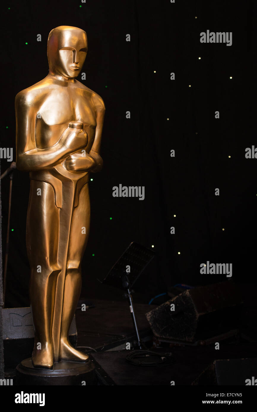 Eine Statue mit dem Bildnis des Oscar / Oscar-Statuette auf einem Hollywood-Themen-Event. Stockfoto