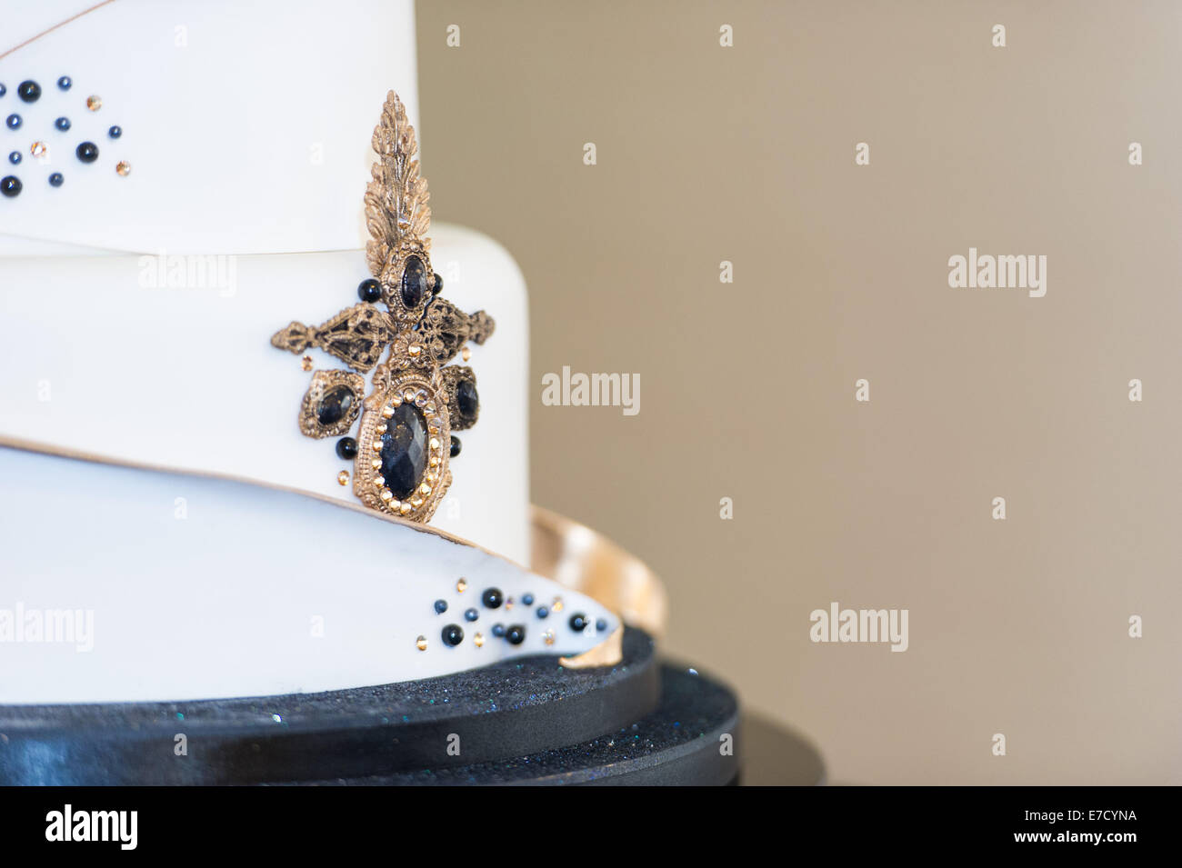 Detail von einem reich verzierten Kuchen Luxusdesign. Stockfoto