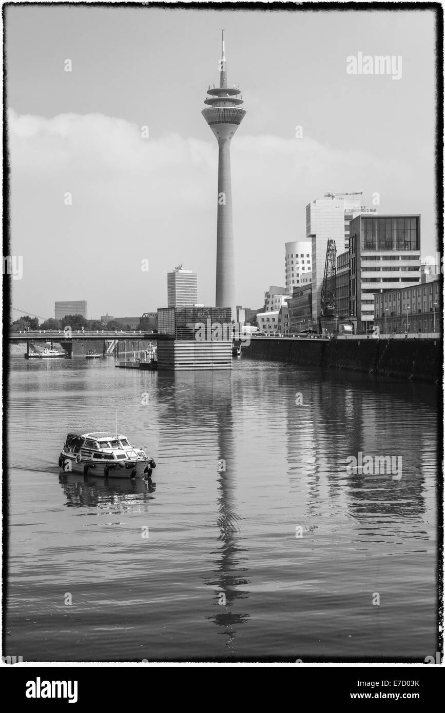 Moderne Bürogebäude und Rhein Turm, Medienhafen, Düsseldorf, Nord Rhein Westfalen, Deutschland Stockfoto