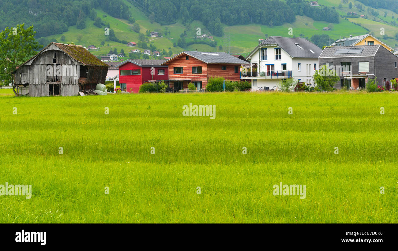 Verschiedene Gehäuse als Symbol der Differenz von Geschmack, Vorlieben, Möglichkeiten. Ein kleines Dorf in der Zentralschweiz Stockfoto