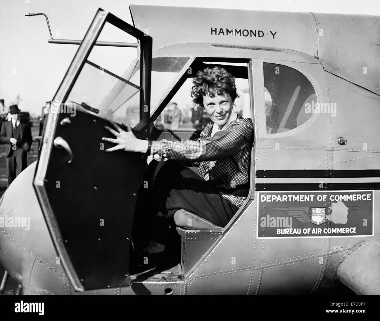 Vintage-Foto der amerikanischen Luftfahrtpionierin und Autorin Amelia Earhart (1897 – 1939 für tot erklärt) – Earhart und ihr Navigator Fred Noonan verschwanden 1937 bekanntermaßen, als sie versuchte, das erste Weibchen zu werden, das einen Rundflug über den Globus absolvierte. Earhart ist im Jahr 1936 im Cockpit eines US-Handelsministeriums abgebildet. Stockfoto