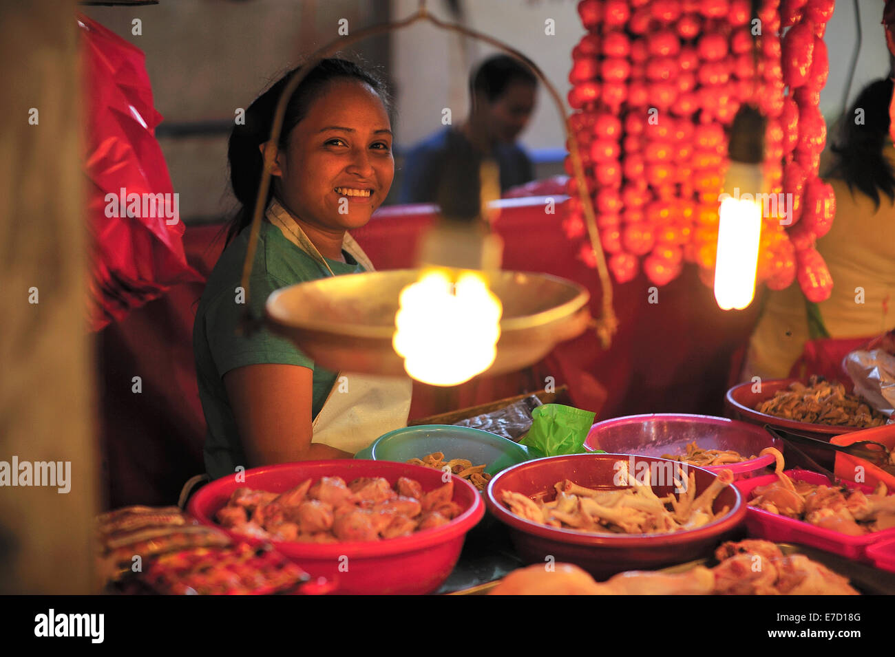 Mädchen arbeiten in Lahug Fresh Food Market Cebu City Philippinen Stockfoto