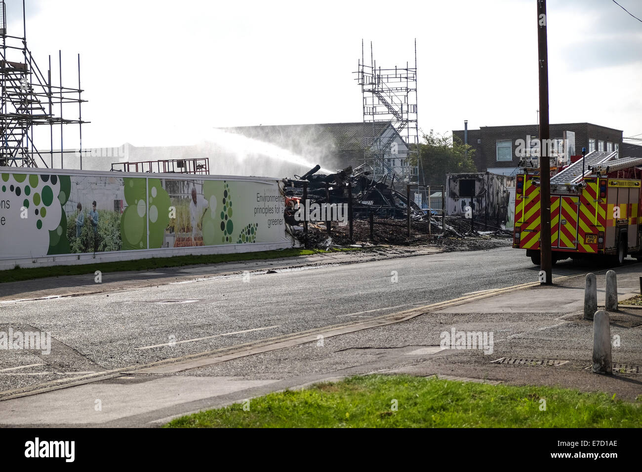 Nottingham, Lenton, UK. 14. September 2014. Feuerwehr gedämpft, Überreste des Gebäudes auf Triumph Road auf dem Jubilee Campus. Die Carbon neutralere Lab finanziert von Glaxosmithkline (GSK) werden neu aufgebaut. Stockfoto