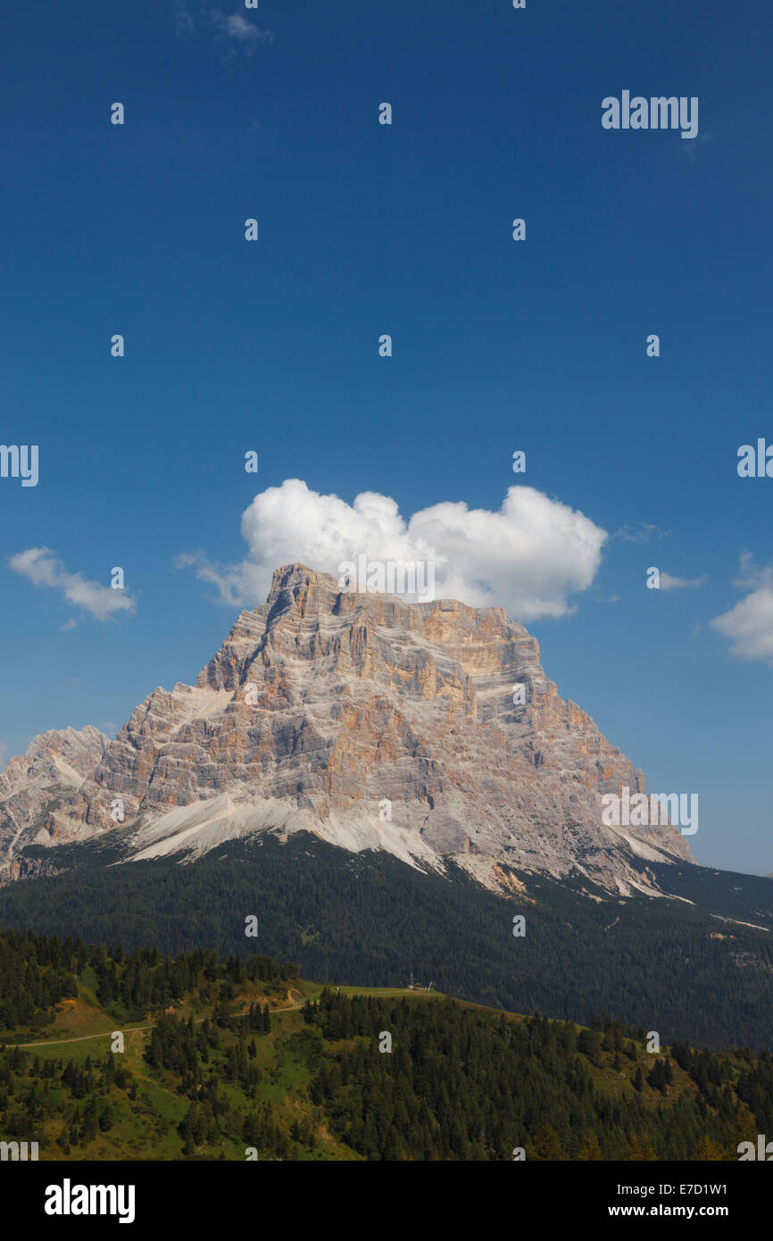 Sommer-Blick auf den majestätischen Monte Pelmo. Dolomiten ist UNESCO-Weltkulturerbe Stockfoto