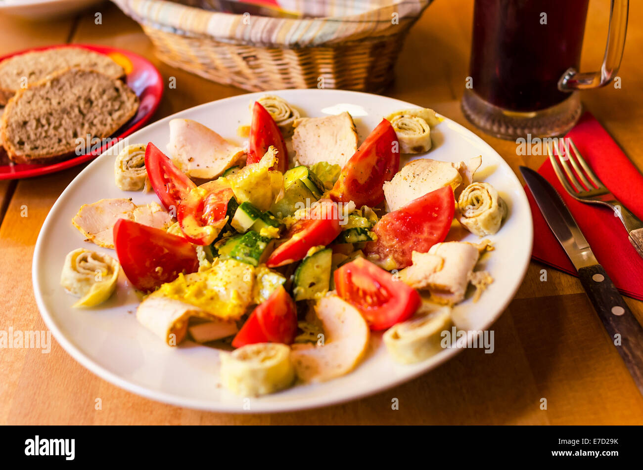 Hähnchen-Salat mit Knoblauch, Tomaten und Eiern. Stockfoto