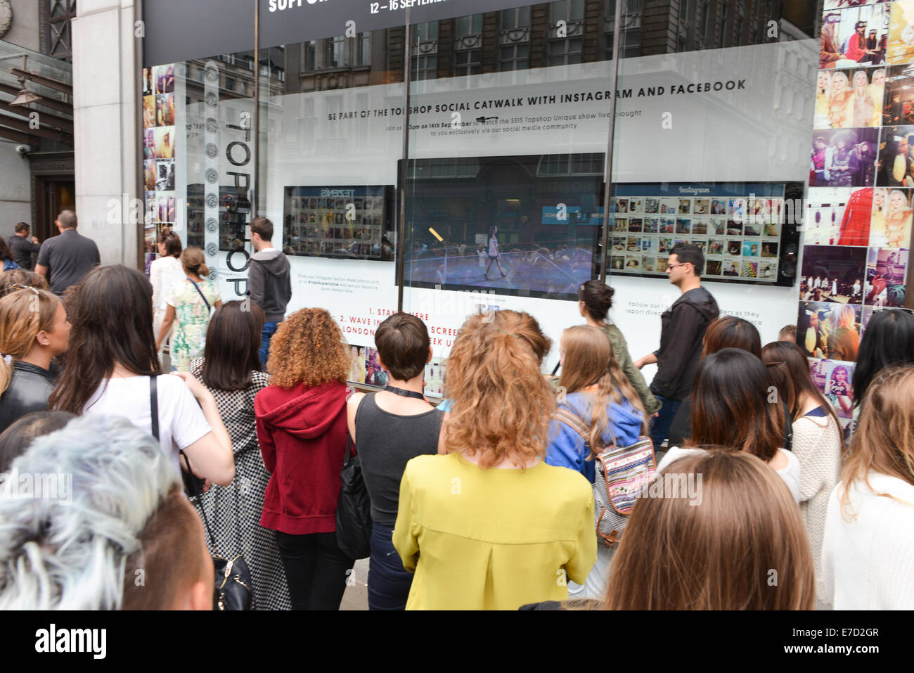 Oxford Circus, London, UK. 14. September 2014. Ein Publikum beobachtet die live Modenschau auf einer großen Leinwand im Fenster der Flagship-Store auf der Oxford Street, fünf Instagram-Nutzer ihre eigene Sicht auf die neue Kollektion Teilen sind, wie die Sendung. Bildnachweis: Matthew Chattle/Alamy Live-Nachrichten Stockfoto