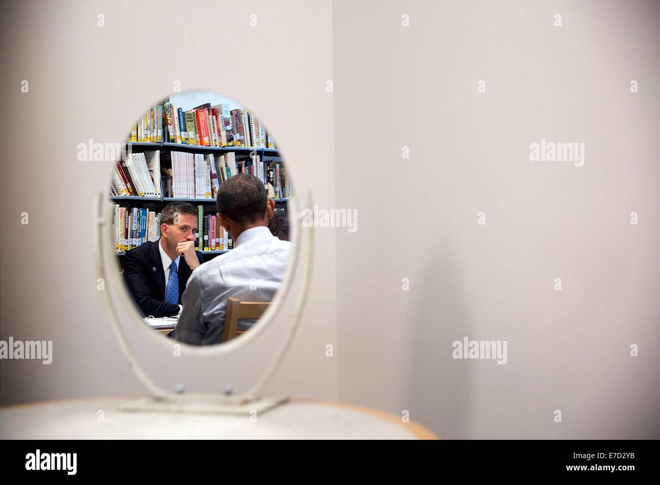 US-Präsident Barack Obama und Eric Schultz, Principal stellvertretender Pressesprecher in einem Spiegel als Präsident Preps für ein CNBC-Interview mit Steve Liesman an Los Angeles Trade-Fachschule 24. Juli 2014 in Los Angeles, Kalifornien wider. Stockfoto