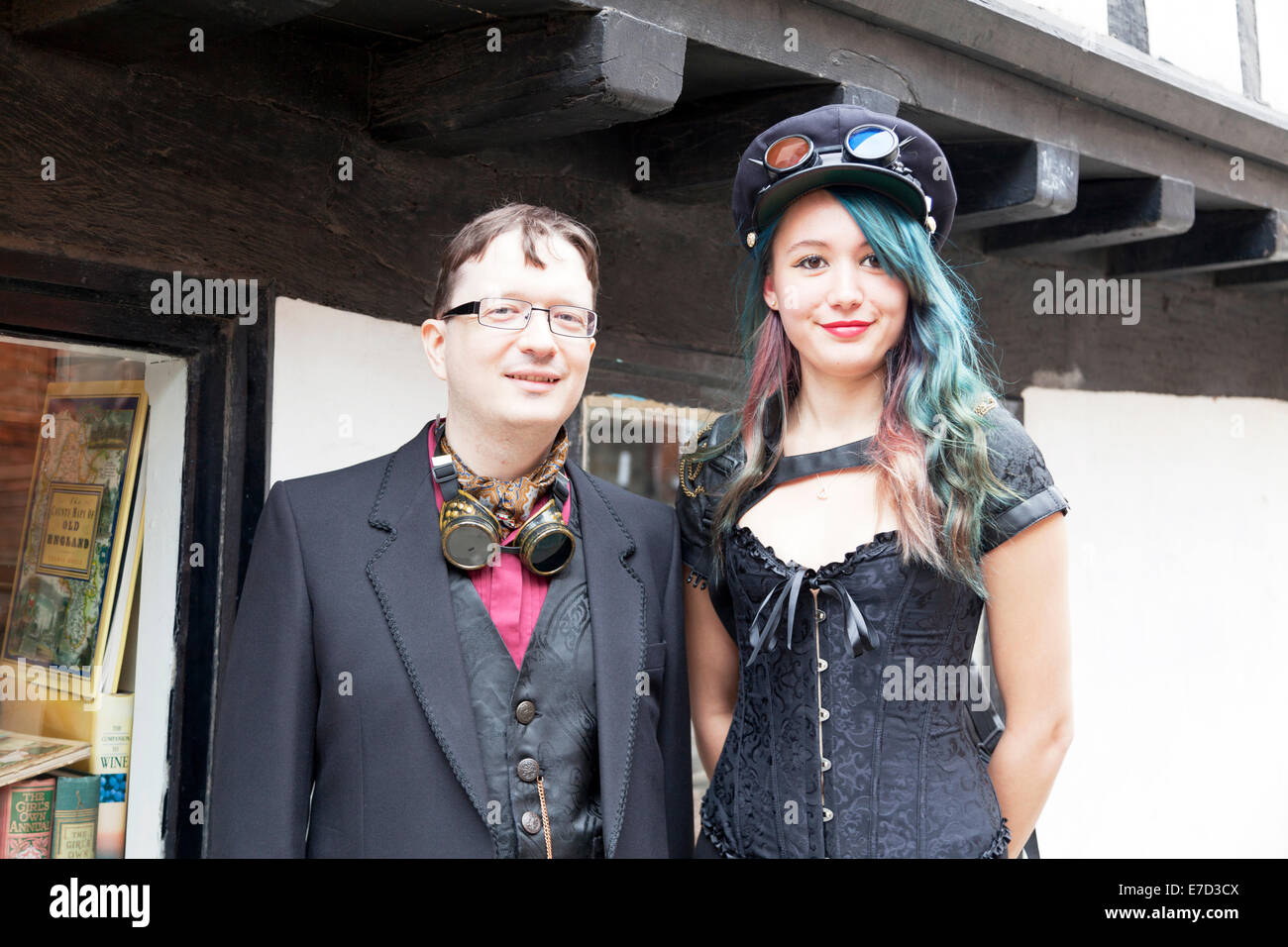 Lincoln, UK. 14. September 2014. Die "schönsten in der Welt" gefeiert, das größte Steampunk-Festival in Europa kehrt zurück nach Lincoln City, Lincolnshire, UK, England 14.09.2014 für ein Wochenende in der Asyl-VI Menschen Phantasie Neo-viktorianischen Kostümen. Von Top-Hats und fliegenden Schutzbrillen, Korsett und extravaganten Federn Credit: Tommy (Louth) / Alamy Live News Stockfoto