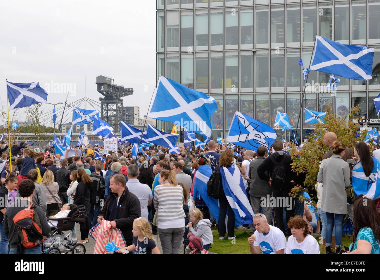 Glasgow, Schottland. 14. September 2014. BBC Protestmarsch. Eine erhebliche Menge an "Ja" Wähler marschierten durch Glasgow für den BBC-Studios zum protest gegen wahrgenommenen voreingenommen und korrupten Berichterstattung über Ereignisse im Vorfeld des Referendums. Bildnachweis: Douglas Carr/Alamy Live-Nachrichten Stockfoto