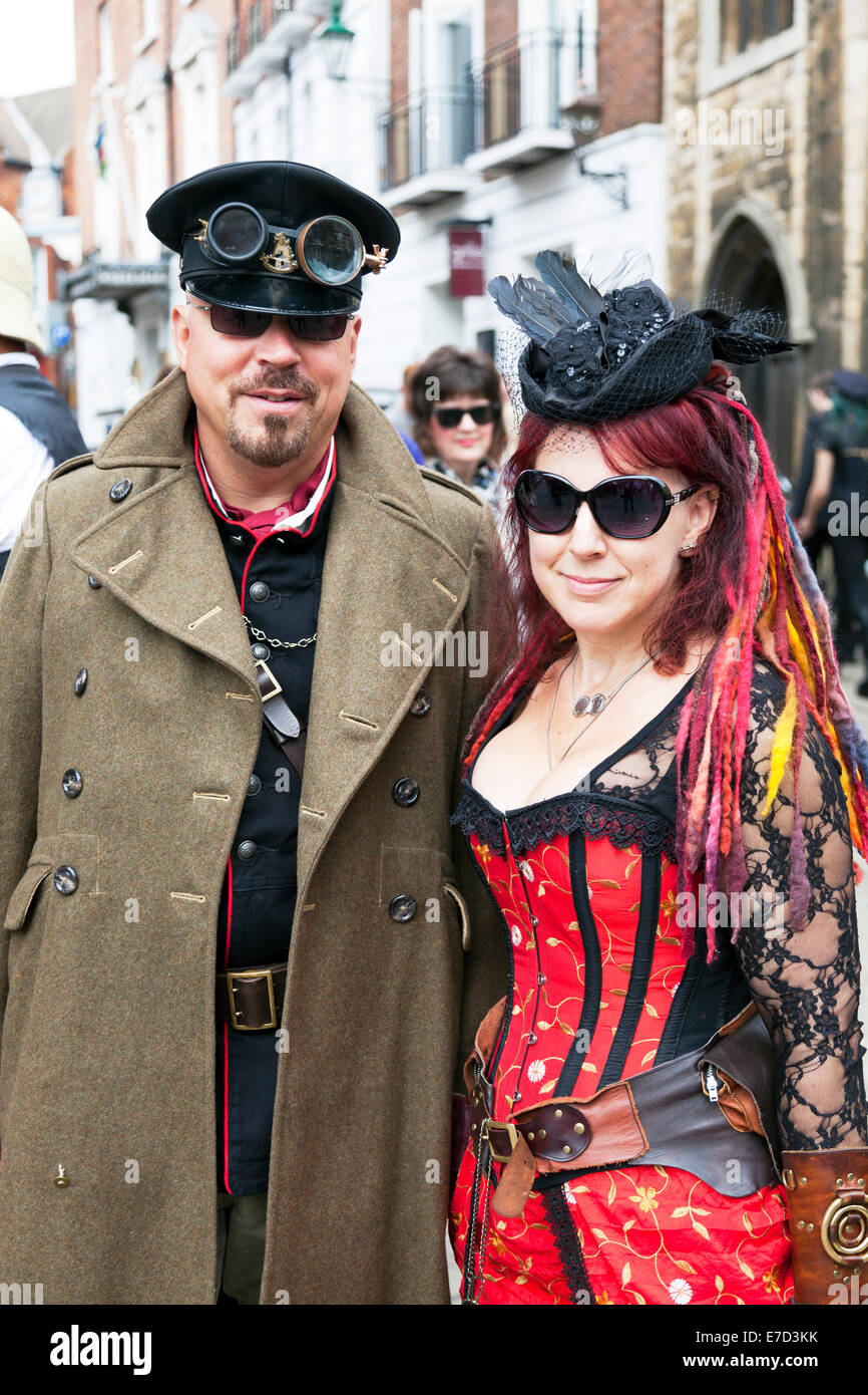 Lincoln, UK. 14. September 2014. Die "schönsten in der Welt" gefeiert, das größte Steampunk-Festival in Europa kehrt zurück nach Lincoln City, Lincolnshire, UK, England 14.09.2014 für ein Wochenende in der Asyl-VI Menschen Phantasie Neo-viktorianischen Kostümen. Von Top-Hats und fliegenden Schutzbrillen, Korsett und extravaganten Federn Credit: Tommy (Louth) / Alamy Live News Stockfoto