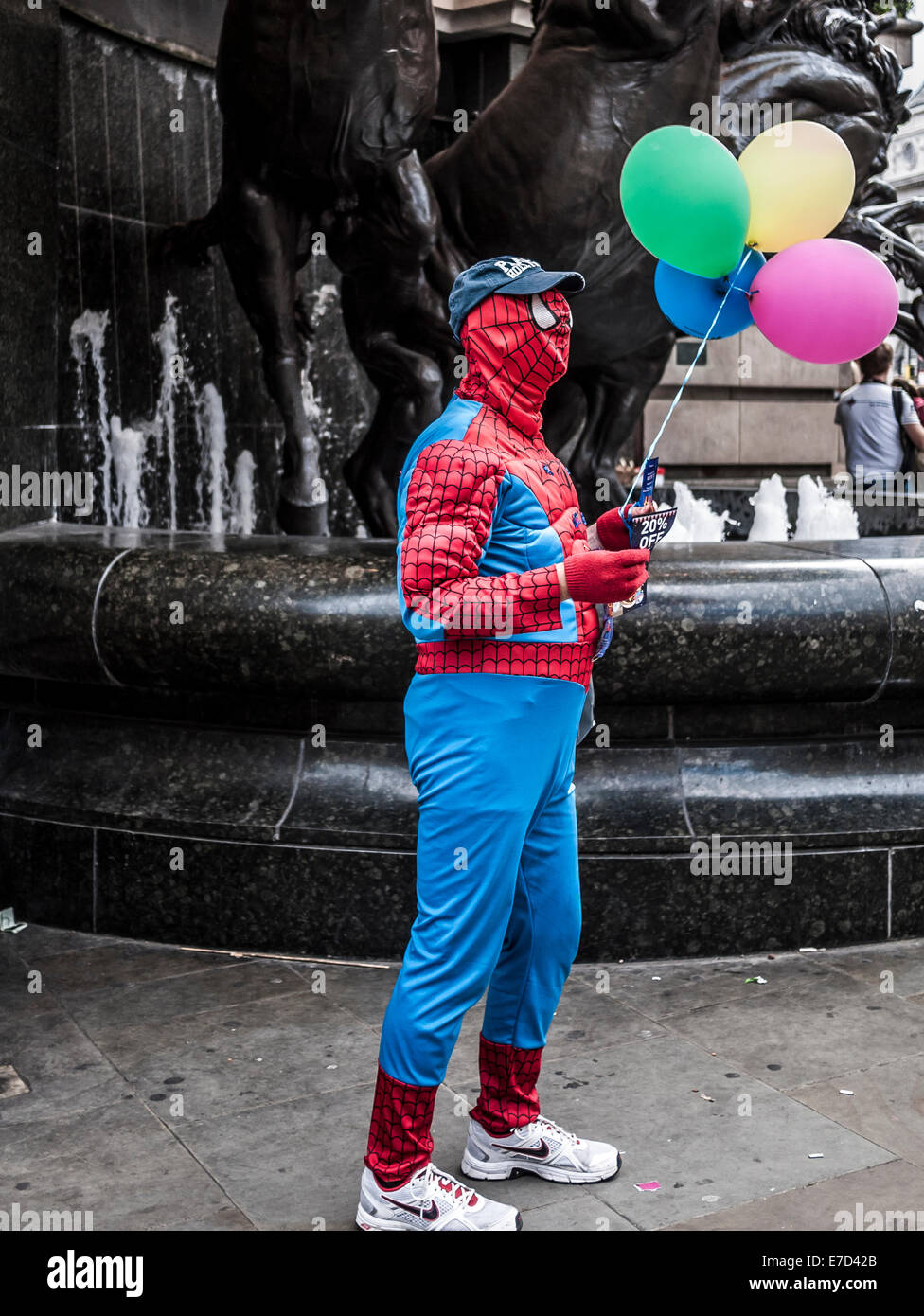 Spider-Man geben Flugblätter am Piccadilly Circus, London Stockfoto