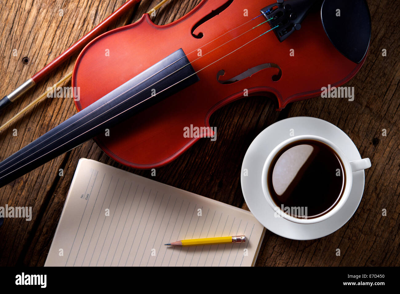 Kaffeetasse mit Geige Stockfoto