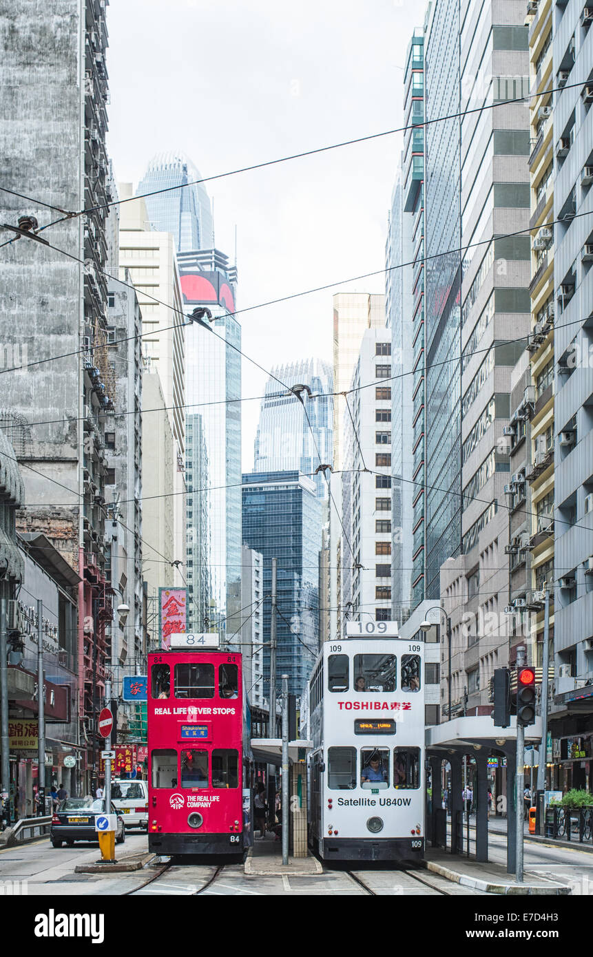 Sheung Wan Straßenbahn Endstation, Straßenszene von Hong Kong, mit Straßenbahnen und Fußgänger. Stockfoto