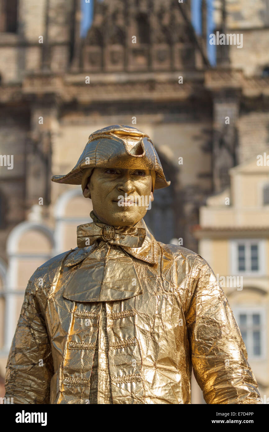 MIME-Künstler Statue gold golden Straßenkünstler Interpreten als Straßenmusikant Busker Buskers in einem alten Platz in Prag Tschechische Republik Stockfoto
