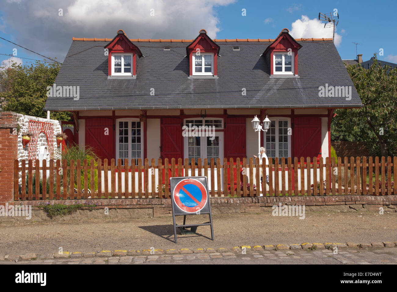 Einfache Eisenbahn-Ferienhaus in der nördlichen Bretagne, in der Nähe von Mont St Michel France Stockfoto