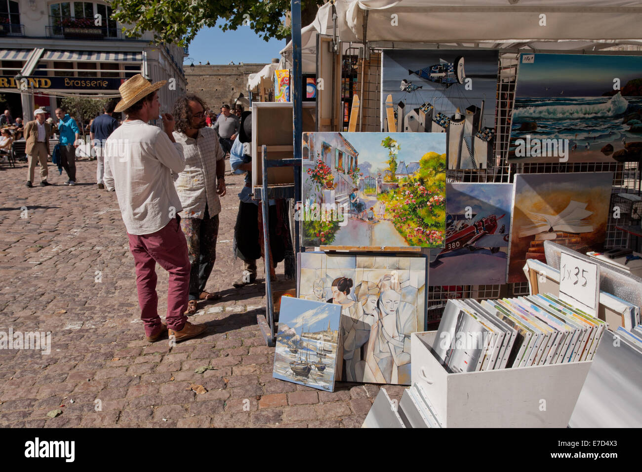 Künstler-Markt in der alten St Malo, Bretagne, Frankreich Stockfoto