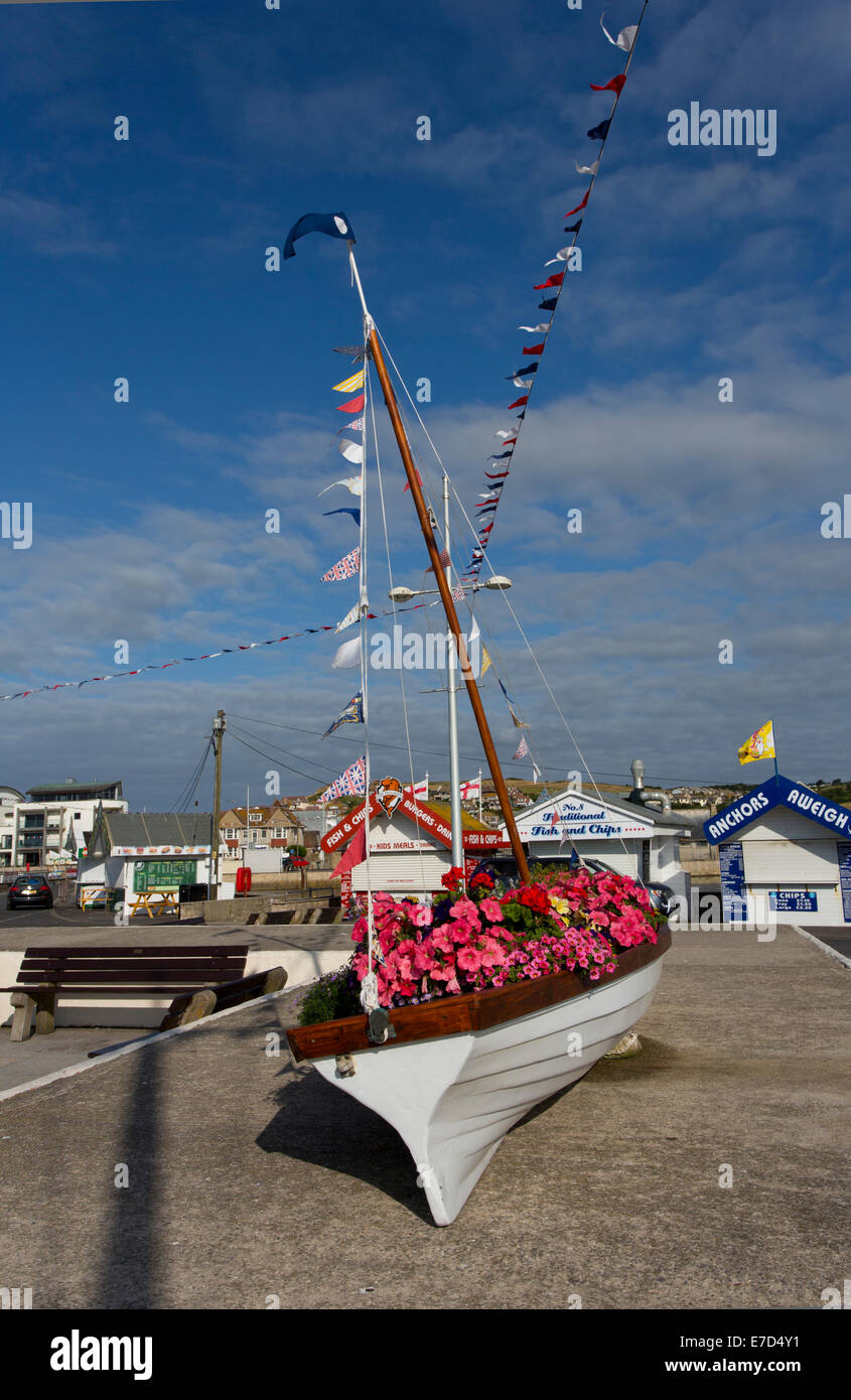 Das Meer Stadt von West Bay, in der Nähe von Bridport, Dorset, England, an einem schönen klaren sonnigen Tag mit strahlend blauem Himmel. Stockfoto