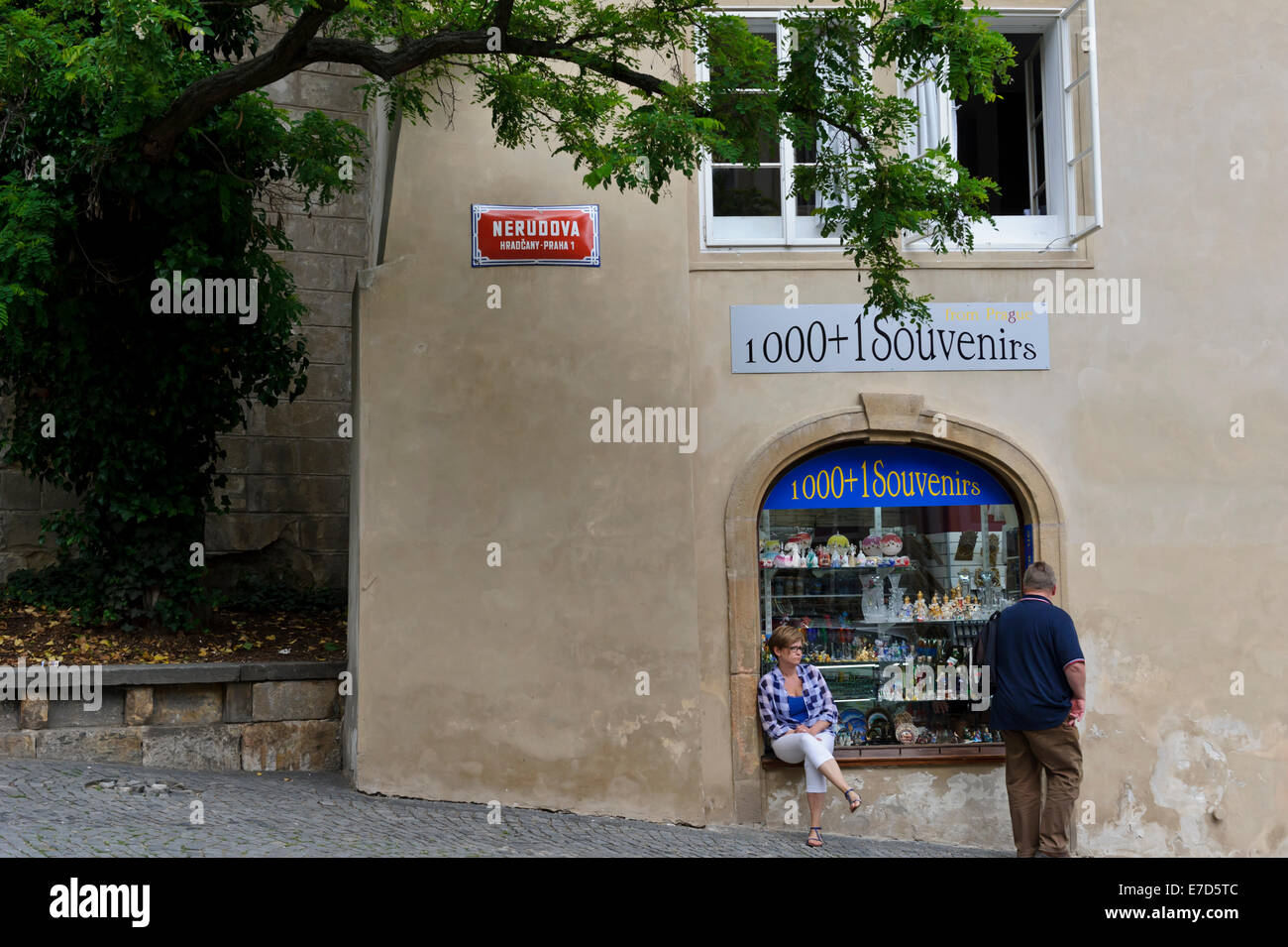 Touristen vor einen Souvenir-Shop in der City von Prag, Tschechien. Stockfoto