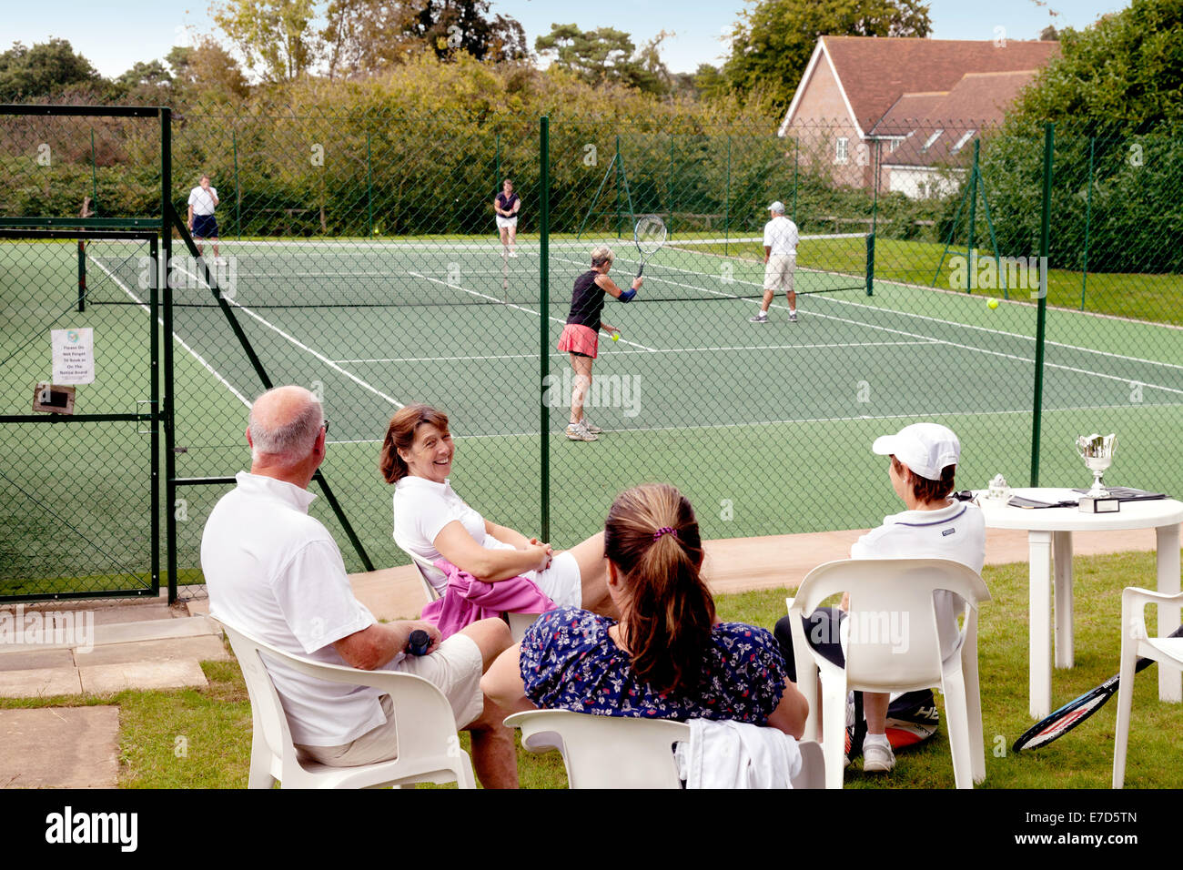 Menschen, die mit dem Tennisspielen in einem lokalen Stadt Tennisclub, URC-Tennis-Club, Newmarket Suffolk UK Stockfoto