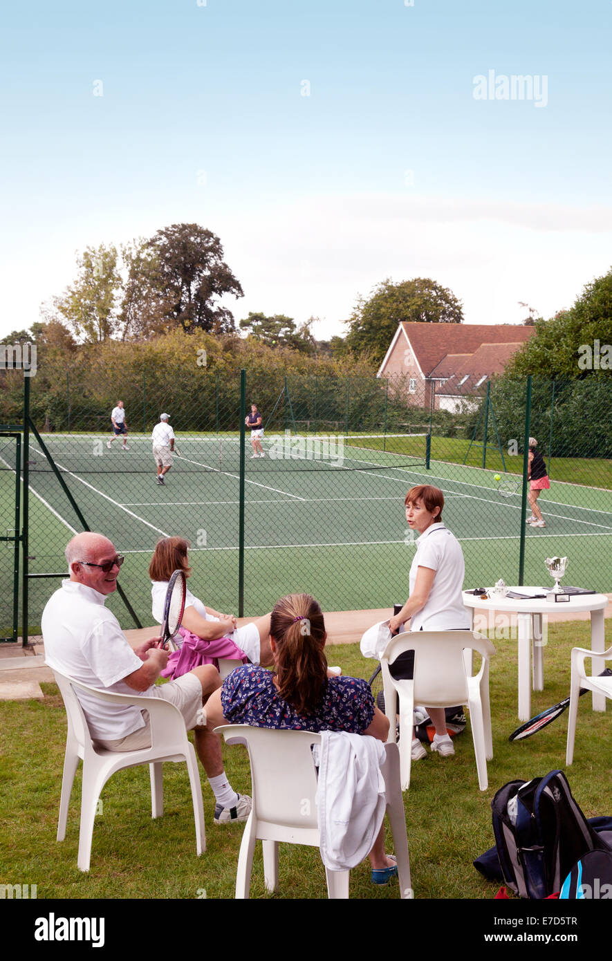 Menschen genießen einen Nachmittag im URC-Tennisclub Tennis zu spielen, eine lokale Tennis club, Newmarket, Suffolk, England UK Stockfoto