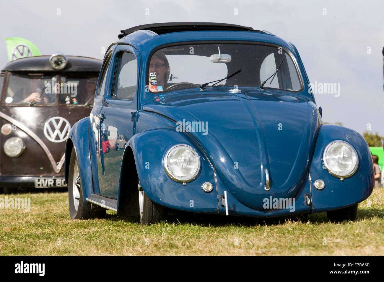 1060's VW Käfer mit Wohnwagen Stockfoto