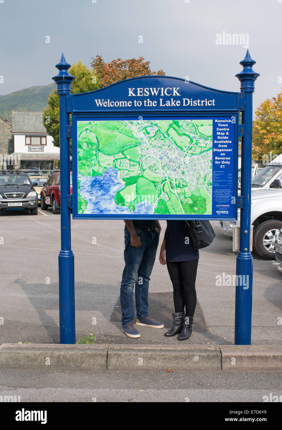 Keswick Ortsplan mit den Beinen eines Paares gesehen hinter Allerdale, Cumbria, England, UK Stockfoto
