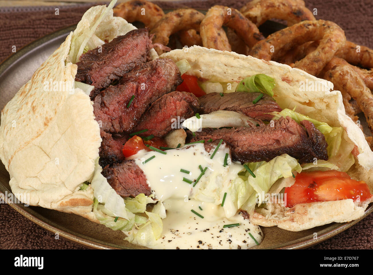 Gegrilltes Rindersteak Streifen mit Tomaten und Salat in Fladenbrot Stockfoto