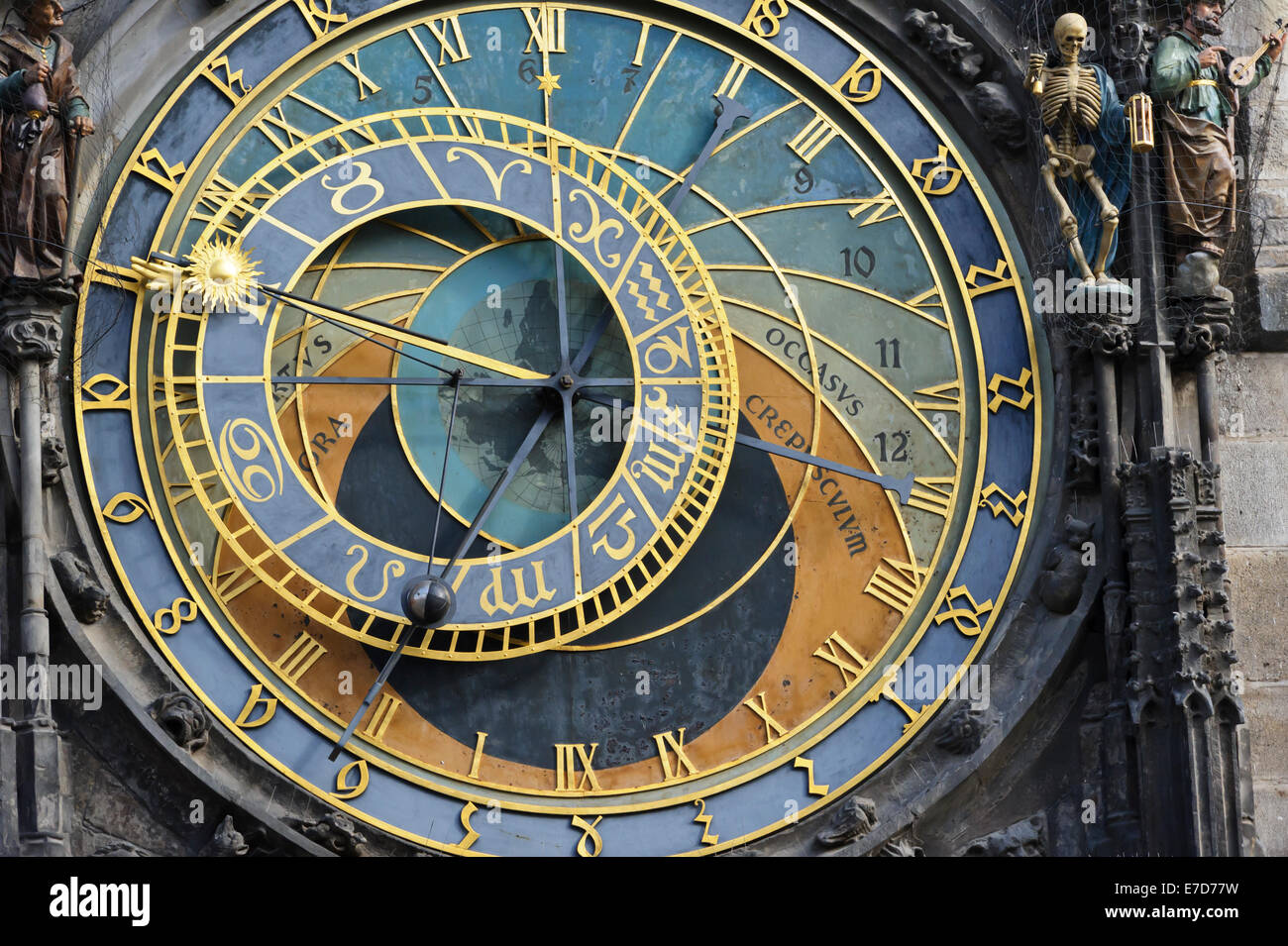 Nahaufnahme der berühmtesten und schönsten astronomischen Uhr der Stadt Prag, Tschechien. Stockfoto