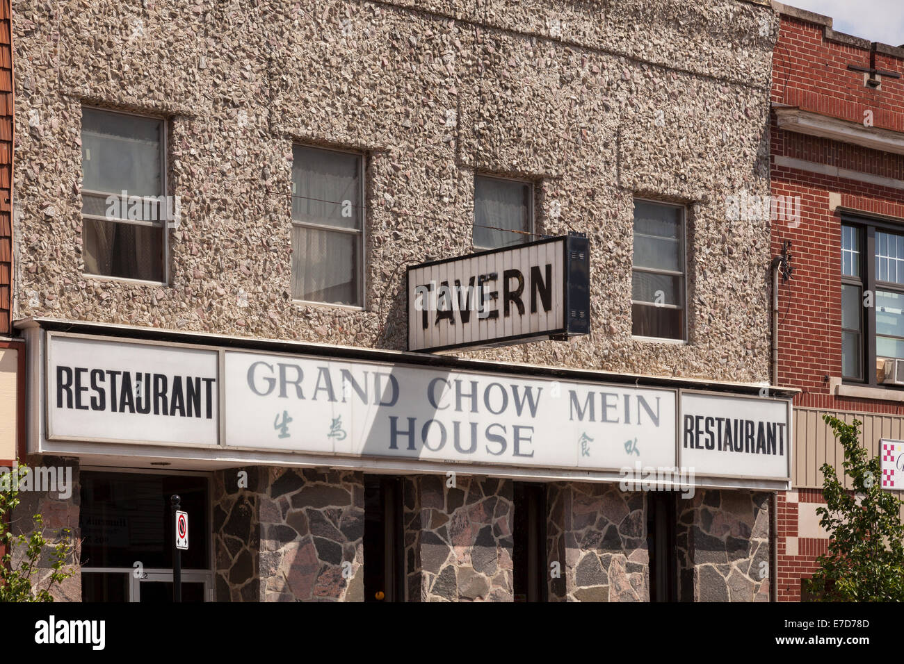 Eine alte Taverne/Chinese-Food-Restaurant mit einer Steinfassade in der Innenstadt von Caledonia, Ontario, Kanada. Stockfoto