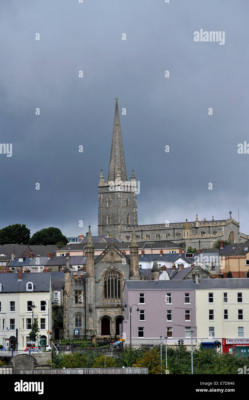 Carlise Road Presbyterian Church (vorne) und St Columb Kirche von Irland Kathedrale, Derry, Londonderry, Nordirland Stockfoto