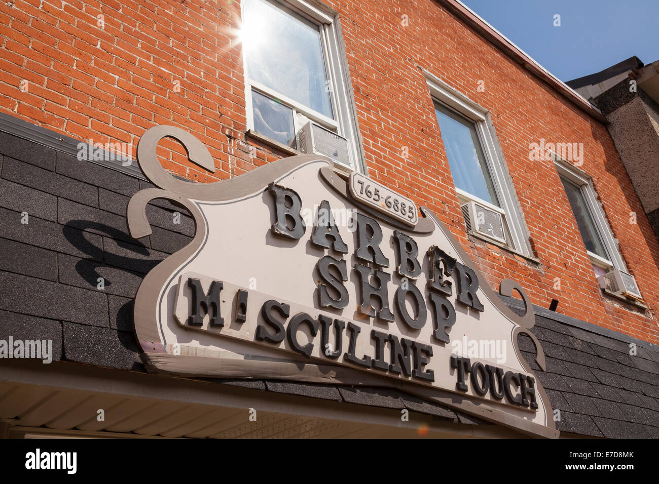 Eine alternde Holzschild für einen Friseurladen in der Innenstadt von Caledonia, Ontario, Kanada. Stockfoto