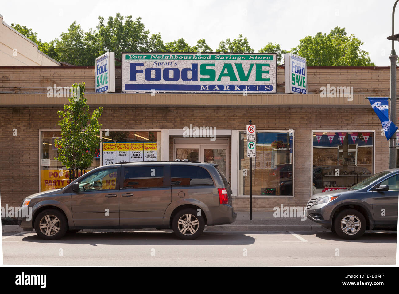 "Spratt speichern Lebensmittelmärkte" ein Supermarkt in der Innenstadt von Caledoni, Ontario, Kanada. Stockfoto