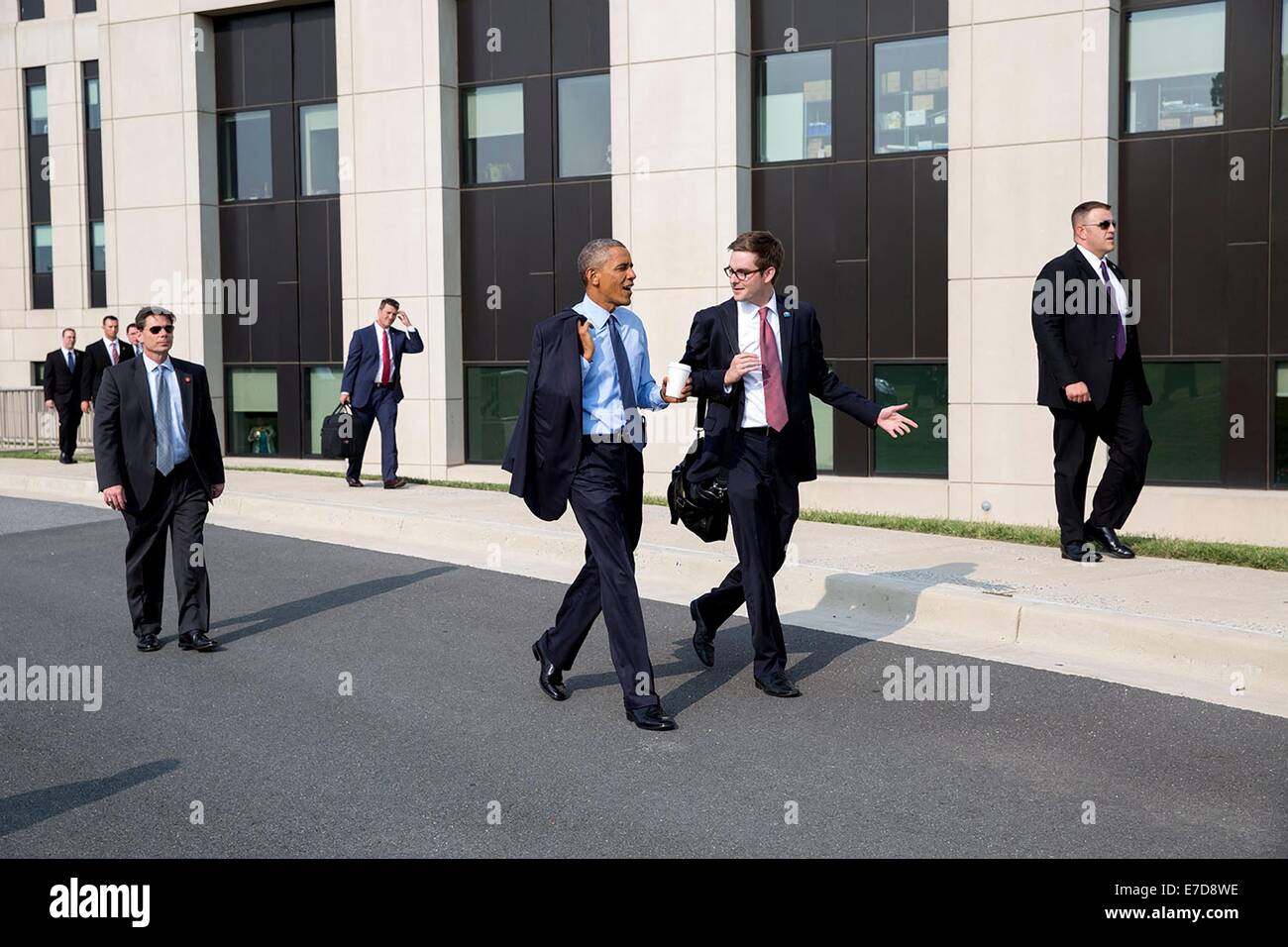 US-Präsident Barack Obama spricht mit weißen Haus Reisen Aide Bobby Schmuck nach dem Besuch der Familie am Walter Reed National Military Medical Center und verletzte Angehörige der 29. Juli 2014 in Bethesda, Maryland. Stockfoto