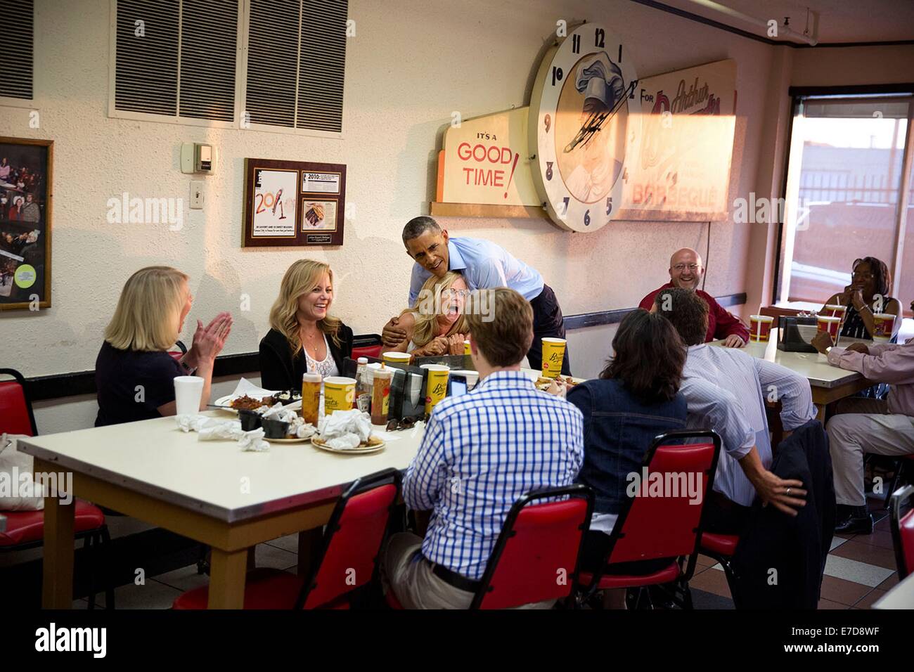 US-Präsident Barack Obama Witze mit Restaurantgäste bei Arthur Bryant Barbecue 29. Juli 2014 in Kansas City, Missouri. Stockfoto
