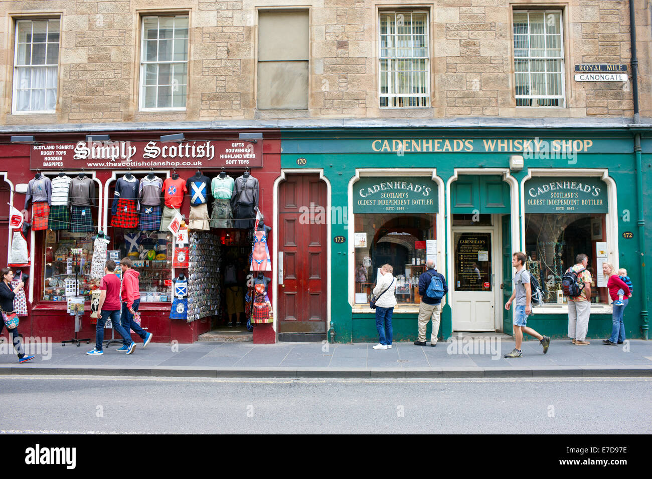 Geschäfte auf der Royal Mile, Edinburgh, Schottland Stockfoto