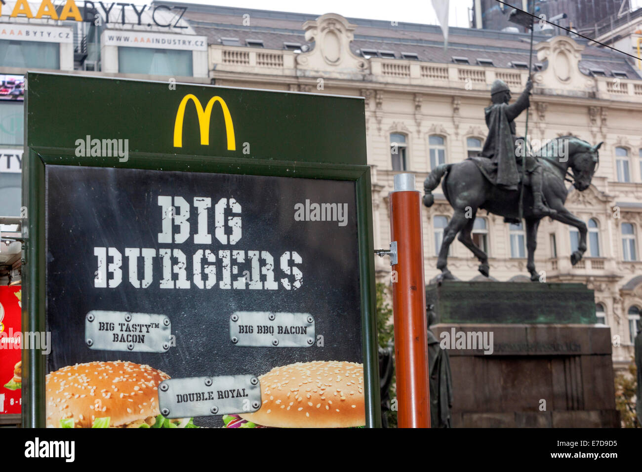 McDonalds Anzeigeschild am Wenzelsplatz in der Nähe der Reiterstatue St. Wenzel Prag, Tschechische Republik Pferdestatue Stockfoto