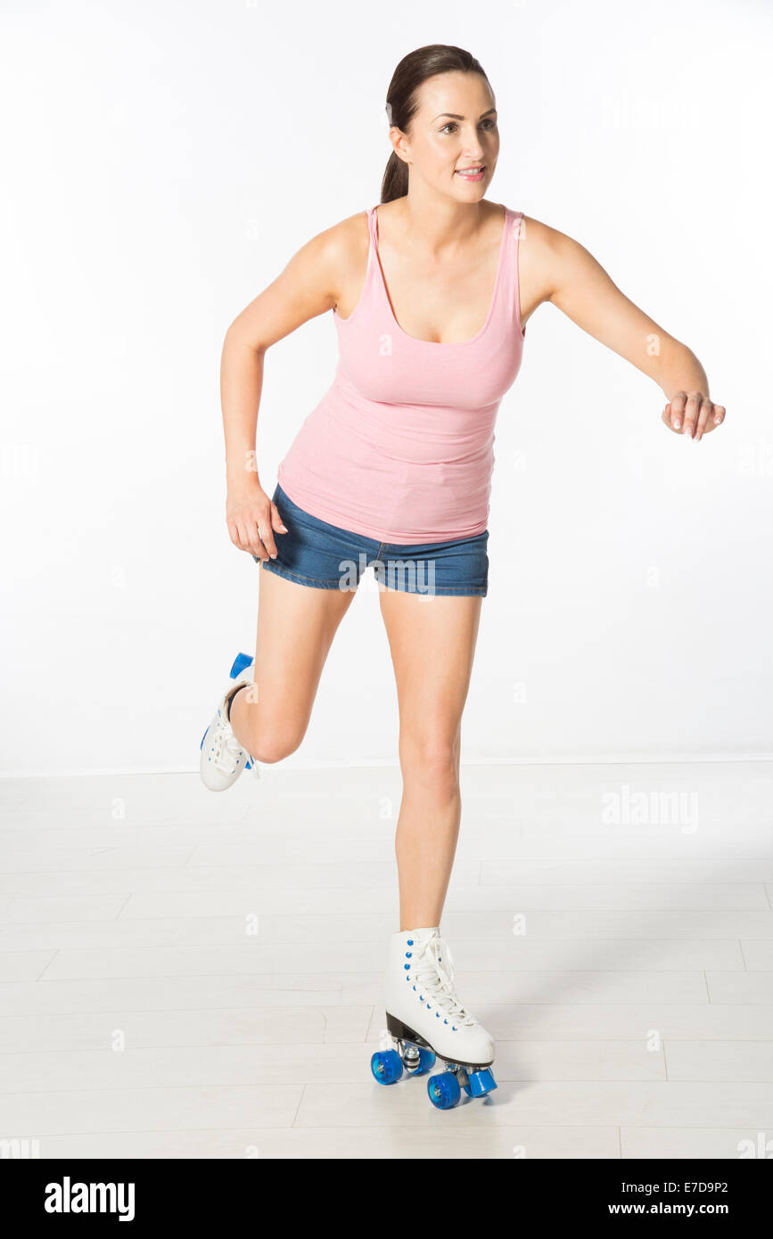 Weibliche Roller Skater auf Quad Skates Skaten Stockfoto