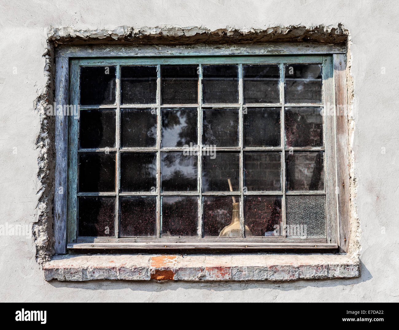 Alte Holzfenster Pastell getont Grunge Wand. Stockfoto Alte Holzfenster Pastell getont Grunge Wand. Stockfoto