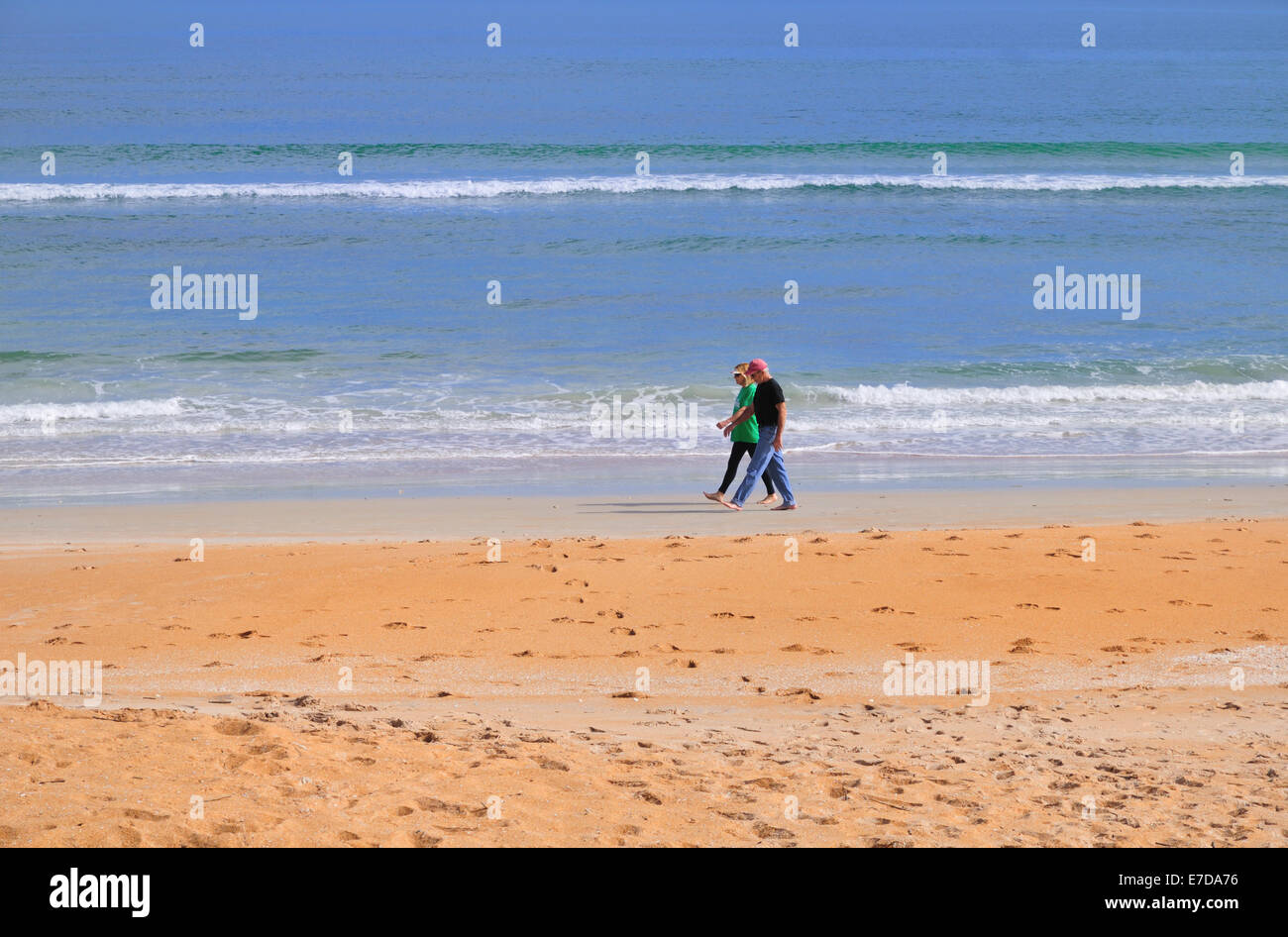 Paar, ein Spaziergang auf dem hart verpackt Sand Ormond Beach, Florida und Umgebung: Stockfoto