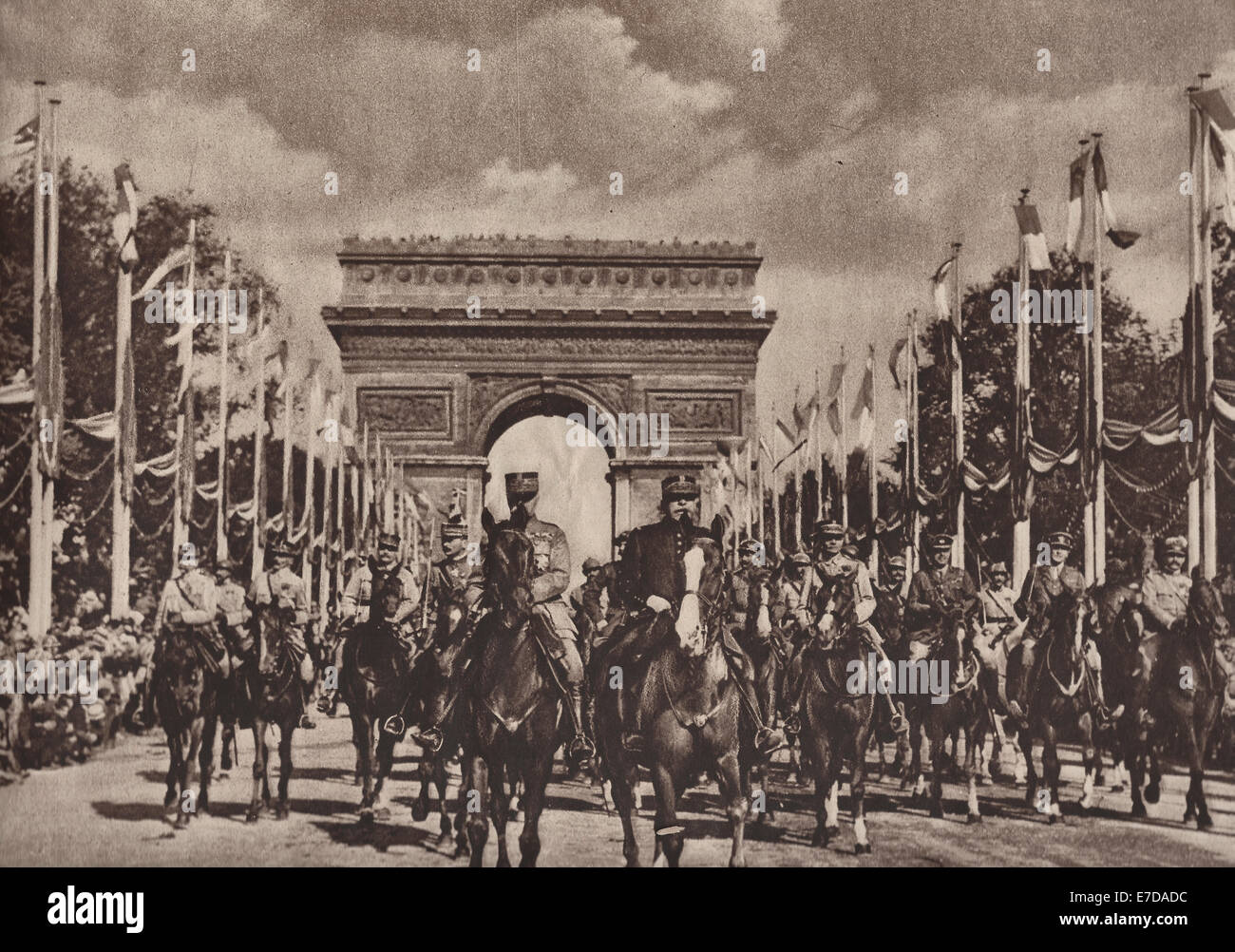 Marschälle Joffre und Foch Reiten an Spitze der Alliierten Truppen durch die Bastille-Tag, 14. Juli 1919, Arc de Triomphe Paris Frankreich Stockfoto