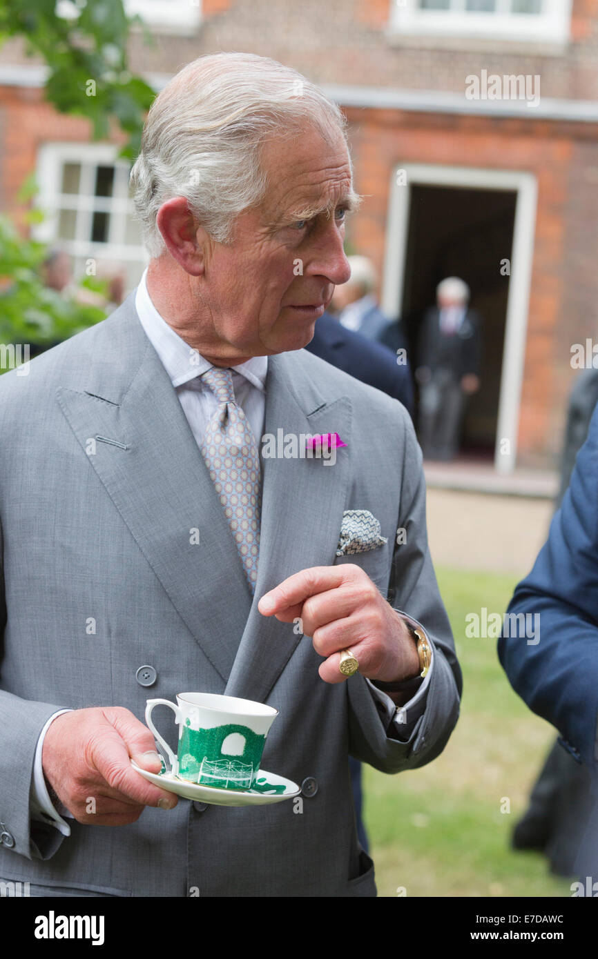 Prinz Charles beherbergt einen Empfang für Bionik-Spezialisten in den Gärten von Clarence House, London Stockfoto