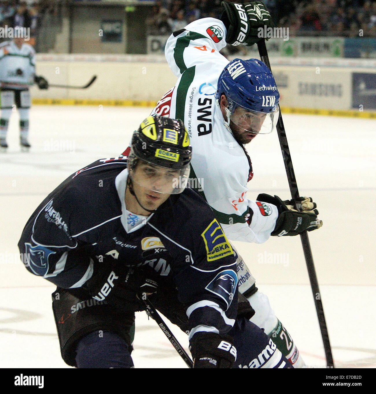 Ingolstadt, Bayern. 14. Sep, 2014. von links 15 John LALIBERTE/USA/Ingolstadt, 22 Daniel DASILVA/Augsburg.second Spieltag der deutschen Eishockeyliga. ERC Ingolstadt Vs Augsburger Panther, der deutsche Meister erhält man die finanziell schwächeren Teams. Bildnachweis: Wolfgang Fehrmann/Wolfgang Fehrmann/ZUMA Draht/Alamy Live News Stockfoto