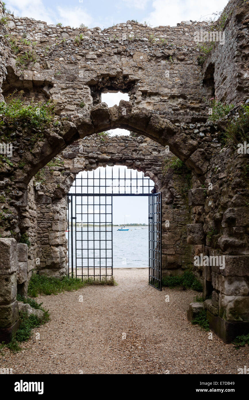 Die Hafen-Tor der Portchester Castle in Portsmouth, Hampshire, England... Stockfoto