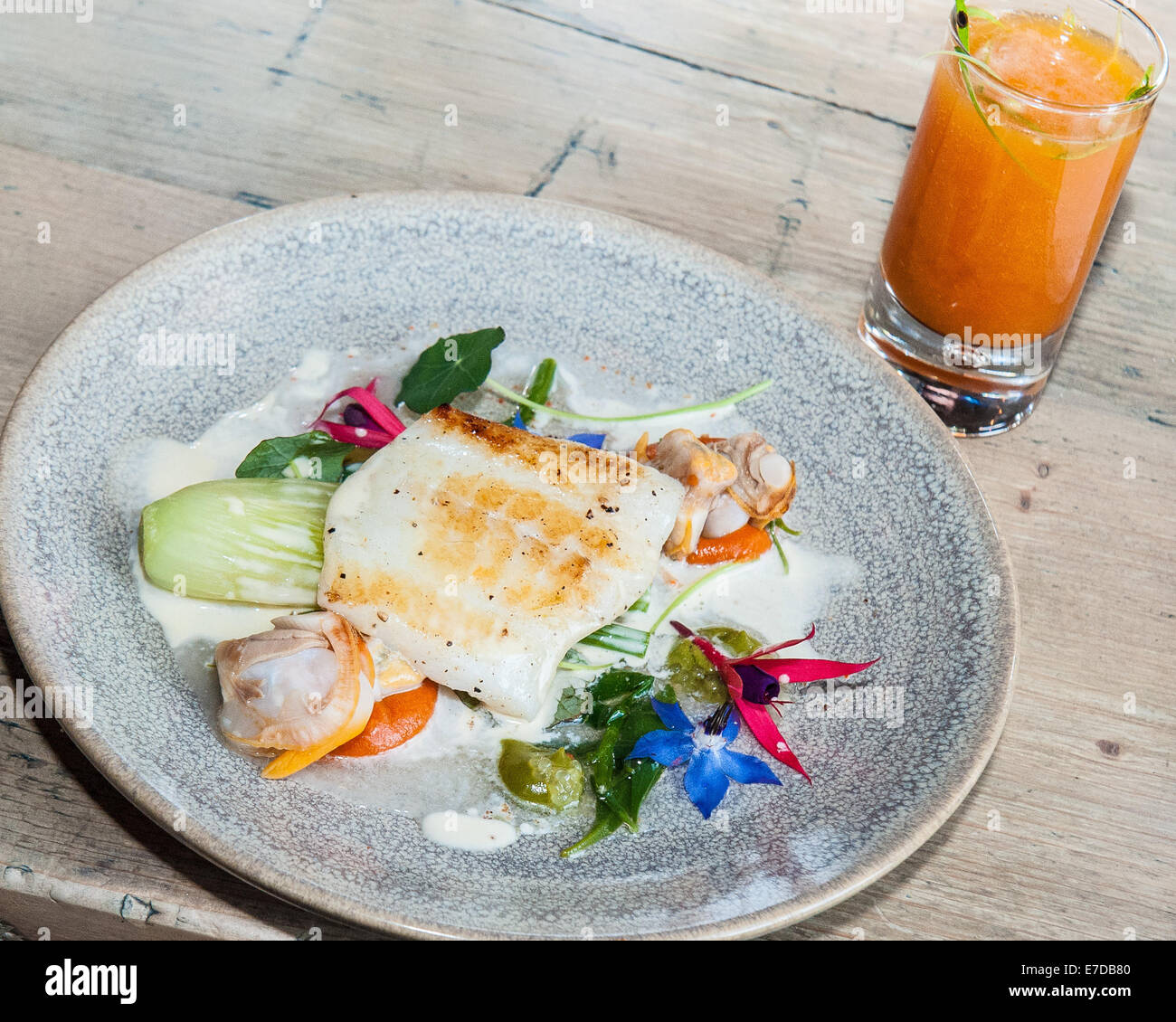 Brighton, UK. 14. Sep, 2014. Küchenchef Jimmy Grey [Jeremys Restaurant] und Produzent Sarah Thompson [Blackdown Geister] zusammen auf einen Teller, wie sechs Sussex Spitzenköche jede mit einem lokalen Produzenten in einer kulinarischen Tour De Force Zusammenarbeit, neue Gerichte für Gäste während Brighton & Hove Food and Drink Festival Lebensmittellabor Event bei 64 Grad zu erstellen. Bildnachweis: Julia Claxton/Alamy Live-Nachrichten Stockfoto
