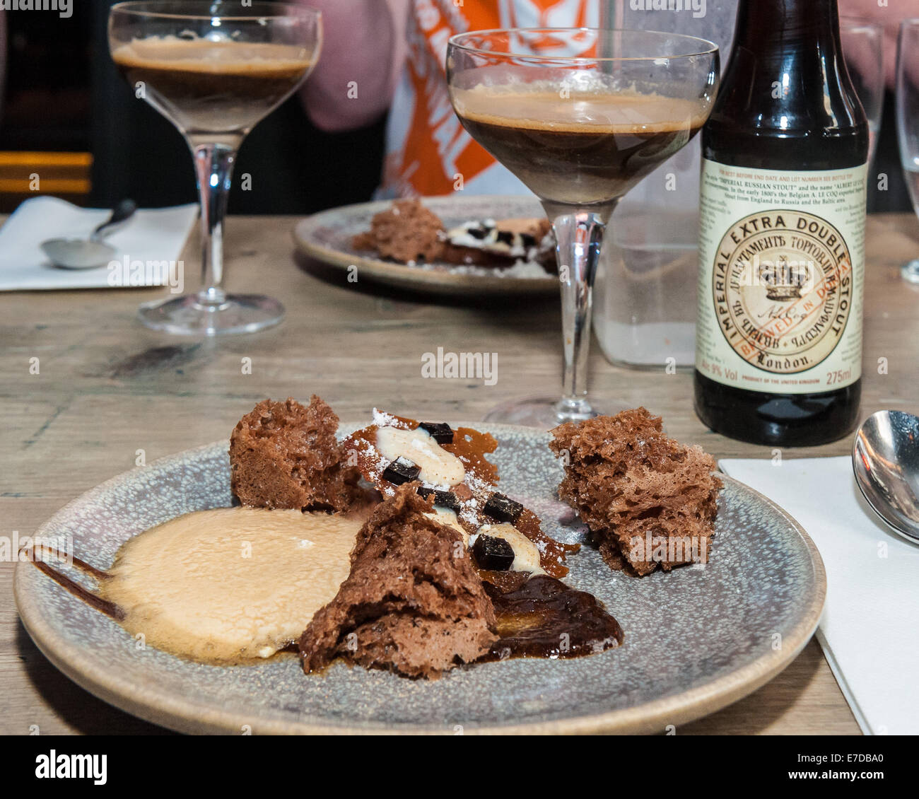 Brighton, UK. 14. Sep, 2014. Küchenchef Michael Bremner [64 Grad] und Produzent Edmund Jenner [Harveys Brauerei] Collabarated auf einem Teller als sechs Sussex Spitzenköche jedes arbeiten mit einem lokalen Produzenten in einer kulinarischen Tour De Force, neue Gerichte für Gäste während Brighton & Hove Food and Drink Festival Lebensmittellabor Event bei 64 Grad zu erstellen. Bildnachweis: Julia Claxton/Alamy Live-Nachrichten Stockfoto